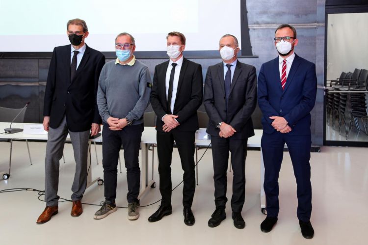 Con Niederkofler (secondo da sinistra) c'erano, tra gli altri, il comunicatore Paolo Ferretti, Paolo Lugli (rettore della Libera Università di Bolzano), Emanuele Boselli (direttore del nuovo percorso) e Marco Gobbetti (preside della Facoltà di Scienze e Tecnologie)
