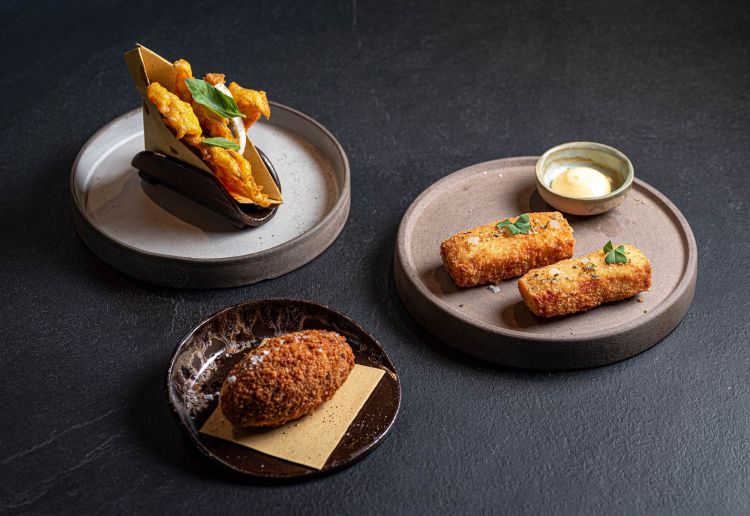 Tra i fritti, con il fiore di zucca in tempura, anche supplì e bastoncini di baccalà mantecato