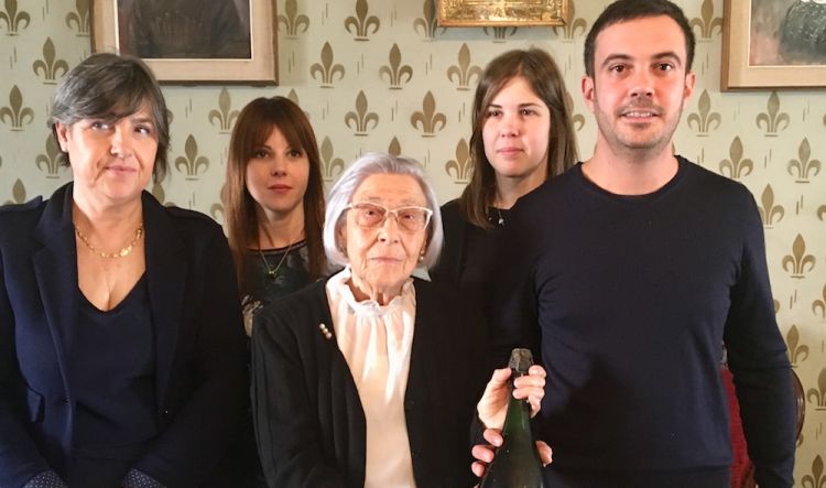Foto di famiglia a Casa Villardi: Emanuela (preziosa custode della storia con la sorella Anna), Alessandra, Giovanna, Nicoletta e Silvio Portinari
