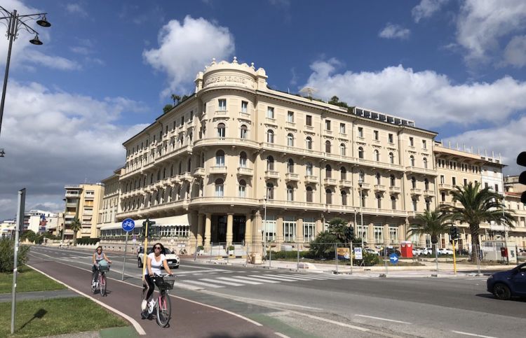 L'hotel Principe di Piemonte, sul lungomare viareggino. Fu eretto nel 1925, inizialmente su due piani, col nome di Select Palace Hotel. Nel 1938 acquistò il nome che conserva tutt'oggi. Tutte le foto che seguono sono di Gabriele Zanatta
