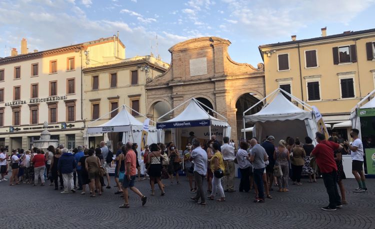 Code ordinate in piazza Cavour a Rimini, sede dell'Ulisse Fest
