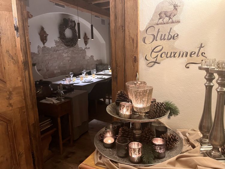 La Stube Gourmet di Asiago ospita 5 tavoli. Due i menu degustazione: “Valle dei Ronchi” (5 portate a 110 euro oppure 3 portate a 90 euro più 5 calici eventuali in abbinamento, 50 euro) o “Büscar” (8 portate a 160 euro, 7 calici a 70 euro)
