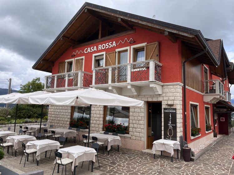 La Casa Rossa in frazione Kaberlaba, sede de La Tana dal 2014. La stessa struttura ospita due facce: L'Osteria della Tana e La Tana Gourmet
