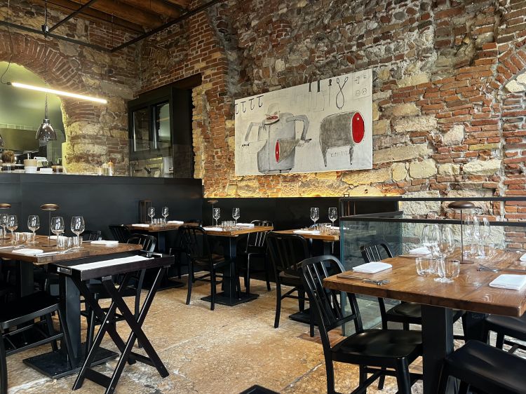 Prezzi medi: antipasti 25, primi piatti 23, carne alla griglia 23/68, contorni 15, dessert 12 euro. Bue Nero non ha menu degustazione
