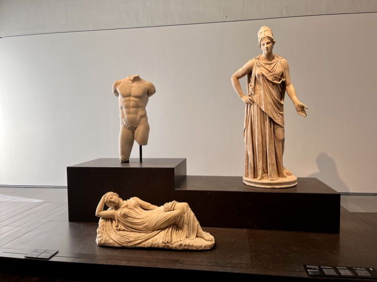 Particolare del Museo Louvre di Abu Dhabi: grazie a un accordo siglato coi francesi, oggi ospita 600 opere d'arte provenienti da musei d'Oltralpe
