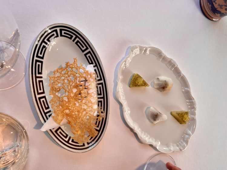 Le piacevoli entrée del menu Oscillazioni. Da sinistra a destra: Cialda con olio al rosmarino; Millefoglie di rapa, pera, olio di senape e uova di salmerino e Cavoletto di Bruxelles fritto con daikon
