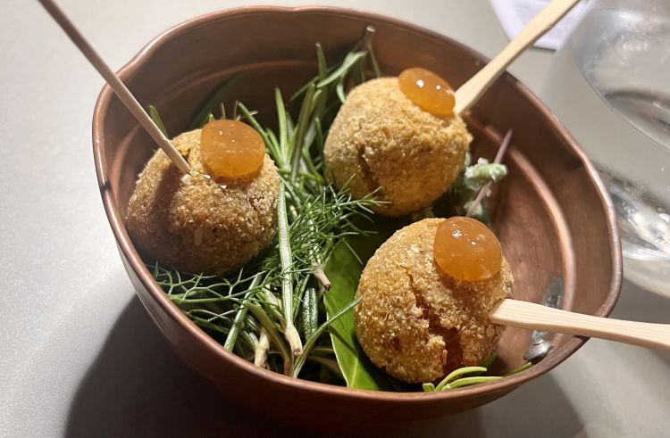 Polpette di Cabannina
Il primo assaggio era un semplice finger food ricavato dall’unica razza bovina autoctona del Genovesato, la Cabannina, presidio Slow Food. «E' una carne con tanto muscolo, anche un poco complessa da lavorare», specificava Circella. Le polpette, deliziose, univano erbe aromatiche, formaggio, uova ed erano accompagnate da un puntino di confettura di cipolla rossa di Zerli, contrassegnate da una dolcezza molto particolare
