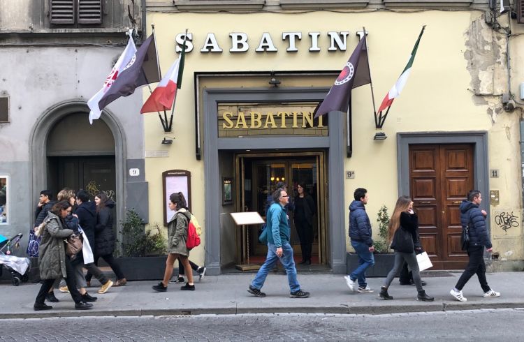 L'ingresso di via Panzani 9a, a pochi passi da Santa Maria Novella. Il ristorante si trasferì negli anni Trenta dalla vicina via Valfonda
