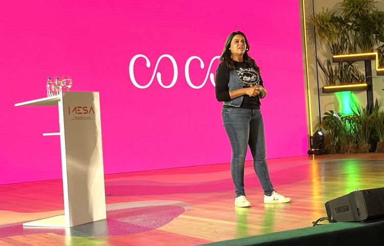 Janaina Rueda sul palco del congresso Mesa SP
