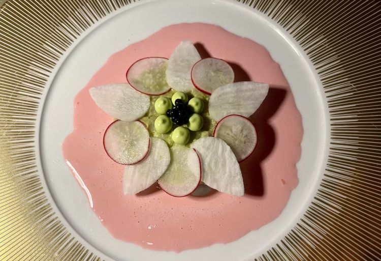 Ricciola, erba cipollina, kefir di ravanello e pepe Timut
Piatto d'esordio fresco, felice per le note citriche e acide che scontornano questa ricciola leggermente marinata con maionese all'erba cipollina e Aceto Balsamico di Modena sferificato. La salsa rosata attorno è un kefir con aggiunta di bucce di ravanelli, un accorgimento prima da sprechi zero che cromatico
