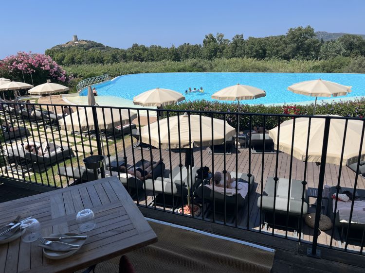 La vista piscina dal Tanura Bistrot, l'all day dining con specialità insalate, panini gourmet e pizze
