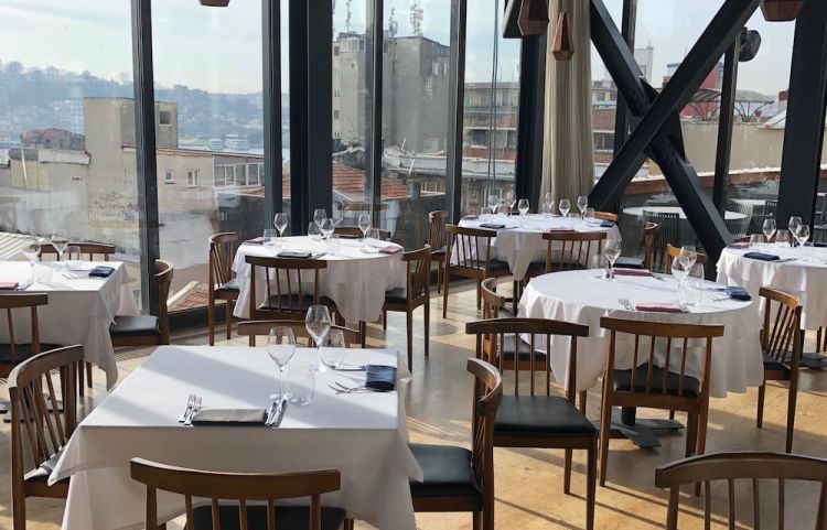 Neolokal è al primo piano del Salt Galata Building, un magnifico palazzo ottomano di fine Ottocento, che un tempo ospitava una banca. Al piano terra, un bar in cui bere un magnifico caffe turco e altre bontà della tradizione
