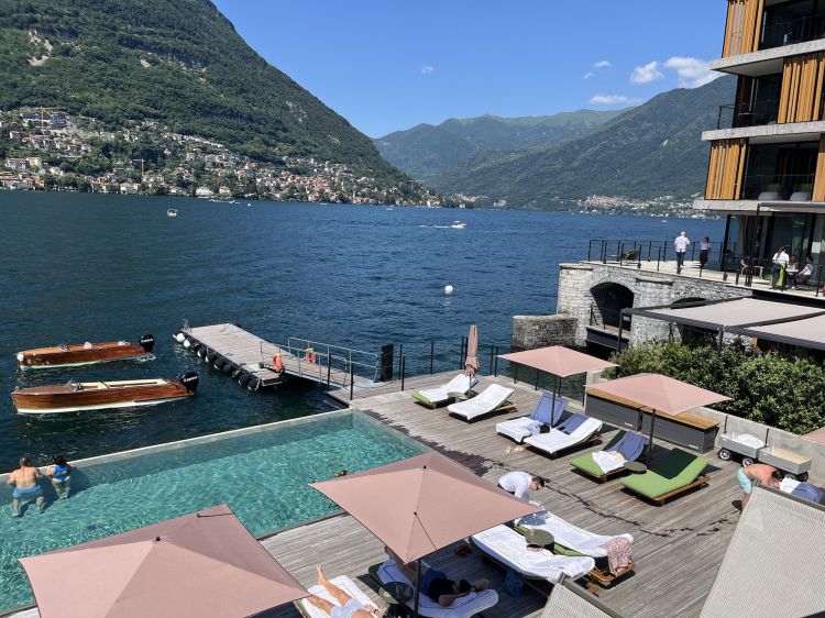 La piscina a sfioro vista lago dell'hotel Sereno. Il progetto della struttura fu firmato dall'architetta spagnola Patricia Urquiola, nel 2016. La proprietà, venezuelana, possiede anche Villa Pliniana, tenuta per eventi, e Le Sereno Villas a Saint Barth, nei Caraibi
