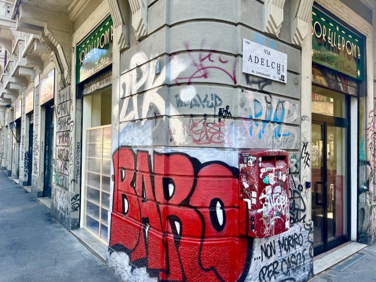 La doppia vetrina su via Porpora e via Adelchi