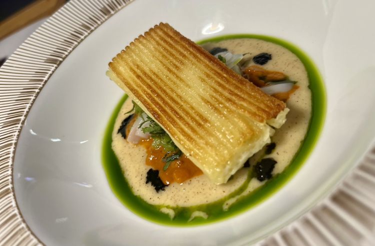 Spaghetti del giorno prima con seppie, kiwi e verbena
Gli Spaghettini (pastificio fratelli Setaro) sono stracotti e scottati in padella e stoccati a parallelepido sopra. Ma il centro gustativo è nelle salse di sotto: tagliatelle di seppia, ragù di seppia, kiwi e verbena. Tignosa l’acidità nel retrogusto a fine assaggio