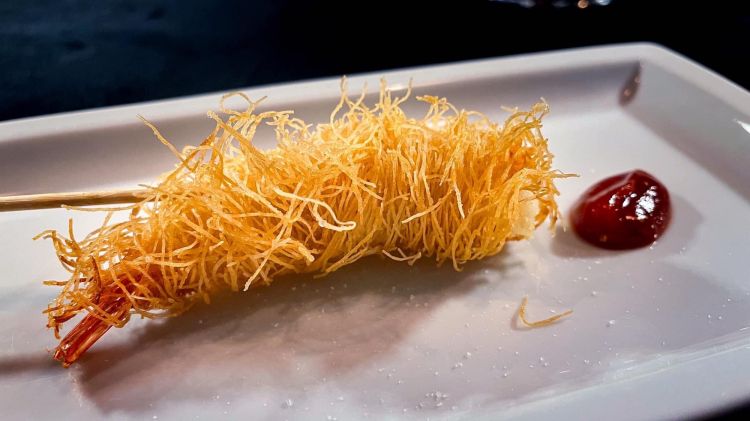 Gamberone in pasta kataifi con ketchup all’origano
Un gustoso e croccante gamberone da intingere in un ottimo ketchup all’origano fatto in casa. In abbinamento per questo, uno straordinario champagne Egli-Ouriet Blanc de Noirs Grand Cru Vieille Vigne “Les Crayères”