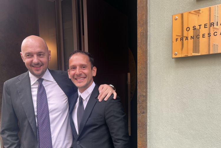 Giuseppe Palmieri (restaurant manager e sommelier) e Andrea Garelli, colonne del front of the house dell'Osteria Francescana (parlammo a suo tempo di come lavora la sala).
Il wine pairing del menu del menu "I'm Not There" (210 euro):
Picolit 2021 Marco Sara
Mareneve 2020 Federico Graziani
Fonte Canale 2020 Cristiana Tiberio
Rebaldo (gin, soda, sale alla vaniglia)
Riesling Kabinett 2021 Fritz Haag
Prunent 2020 Cantine Garrone
Ribolla 2019 Damijan Podversic
Indio 2021 Negretti
