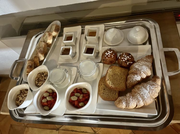 Come varietà d'offerta e freschezza, il set da colazione ha pochi eguali in Italia
