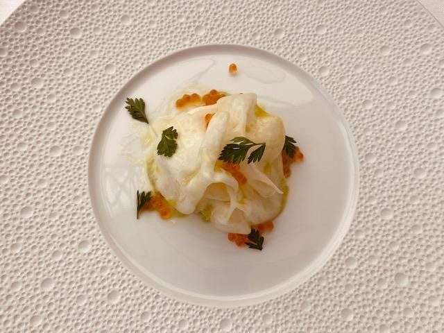 Sedanorapa, mandorle, caviale di trota salmonata e olio al rosmarino