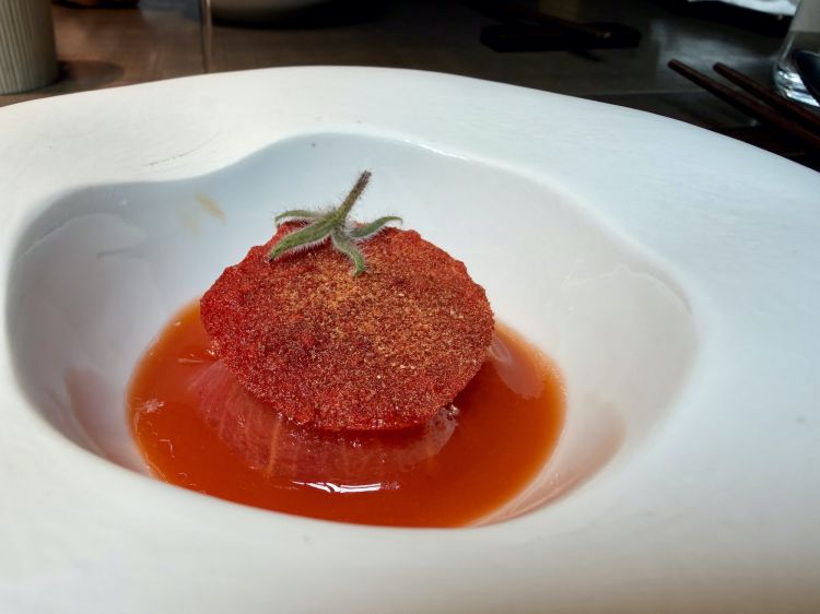 Un pomodoro in 3 consistenze con basilico thai e oliva. Al tavolo è aggiunto del xue ya, tè pregiato d’altura dei monti Mengding, profumato all’orchidea