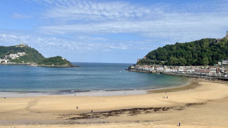 Villa Amelia guarda la spiaggia della Concha (Kontxa in basco), spettacolare baia lunga oltre 1 chilometro, luogo simbolo di San Sebastian
