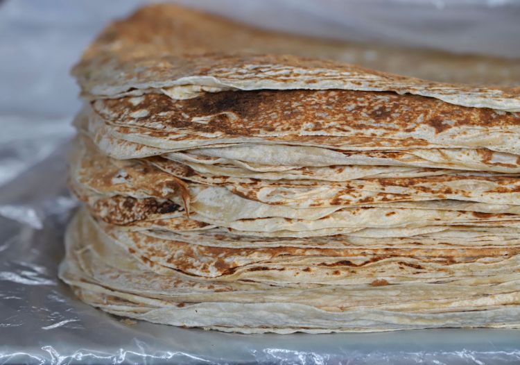 If we were to pick an emblematic ingredient for this country, for sure it would be lavash, which literally means "loaf of bread", a rather popular specialty even in the surrounding countries: Iran, Turkey, Azerbaijan and Georgia. Of the flatbreads family (flour, water, sunflower seeds and salt), lavash can be used in hundreds of recipes. For this reason, it's been included in the World Heritage list by UNESCO. Kate Leahy, John Lee and Ara Zada have dedicated a beautiful book on Armenian gastronomy to it: "Lavash" published by Chronicle Books. To see how it's cooked, there's a nice video on youtube