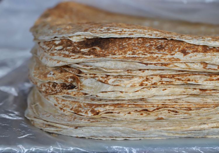 Dovessimo scegliere un ingrediente simbolo del paese, questo è senza dubbio il lavash, letteralmente "pagnotta di pane", una specialità piuttosto diffusa anche in tutti i paesi che confinanti: Iran, Turchia, Azerbaijan e Georgia. Della famiglia dei flatbreads (farina, acqua, semi di girasole e sale), il lavash può dare origine a centinaia di ricette. Per questo motivo, l'Unesco lo ha battezzato Patrimonio dell'Umanità. Alla specialità è dedicato un bellissimo libro sulla gastronomia armena: "Lavash", autori Kate Leahy, John Lee e Ara Zada, editore Chronicle Books. Per vedere come si cuoce, c'è un bel video su youtube
