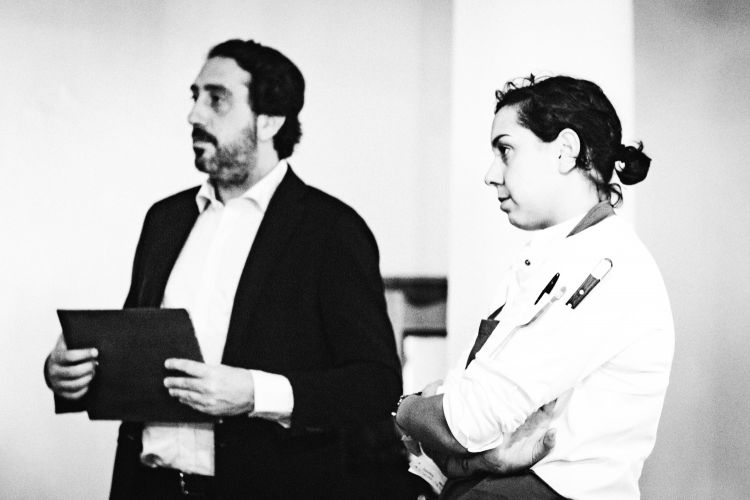 Luca e Martina Caruso durate una riunione con lo staff (foto di Stefano Butturini)
