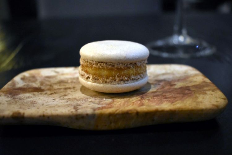 Macaron di carruba, mandorla, formaggio di capra e charqui (una forma di conservare la carne tipica della regione andina salandola e seccandola al sole) di capretto. 100% prodotto di Mendoza
