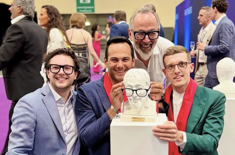 Non si è parlato a sufficienza del grande exploit del team di Norbert Niederkofler dell’Atelier Moessmer: a neanche due anni dall’apertura, il ristorante di Brunico ha già 3 stelle Michelin e siede al 20mo posto 50Best (+32 rispetto all’anno precedente). Complimenti