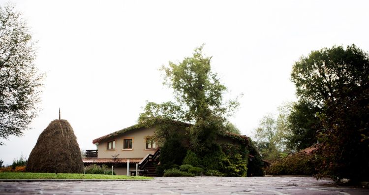 Mugaritz is the sum of two Basque words: muga, that is to say "border" (the restaurant is halfway between two cities, Errentería and Astigarraga) and haritza, the "oaks" that surround the farmhouse (photo Oscar Oliva)
