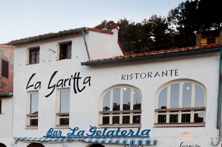 La facciata del ristorante, indirizzo via Assunzione 13, porto di Capraia (Livorno)
