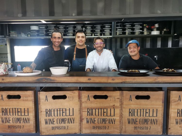 La brigata di cucina a Riccitelli Bistró (Juan è il secondo da destra)