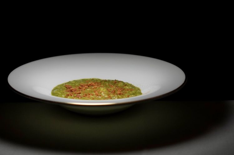 Risotto con peperoncini verdi, bottarga di tonno rosso e limone nero. Gioco magistrale tra i due elementi vegetali