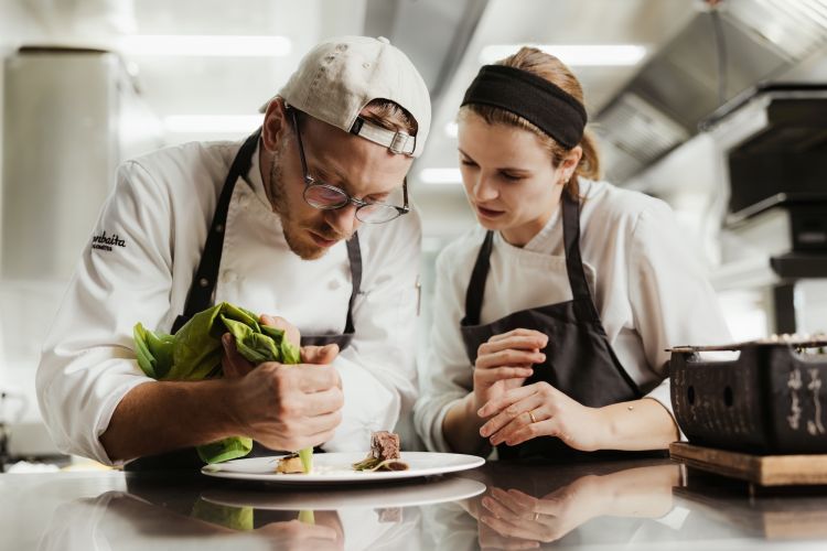 Marc Bernardi e Sofia Parduzzi al lavoro nelle cuc