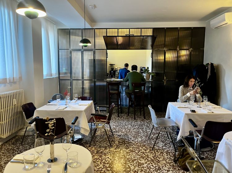 La sala principale fronte-cucina