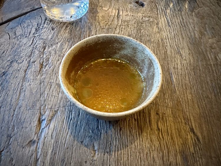 Brodo di pomodori e peperoni, olio al basilico: pulizia, intensità e freschezza. Un bell’inizio!