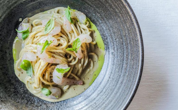 Spaghettino tiepido, gamberi, pistacchio e basilico
