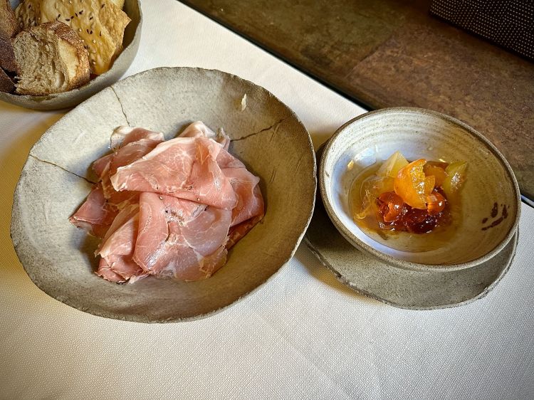 Spalla cotta artigianale (prodotta da Carlo Piazza, fratello di Sabrina, la titolare) e mostarda
