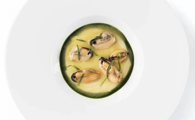 Spugna di mare: cozze al burro nocciola acidulo, mandorle di Noto e dragoncello, Vivana Varese
