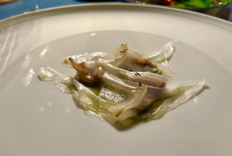 Totanetti alla brace, alloro e cipolla
I totanetti sono cotti sulla brace come le cipolle (prima messe sottaceto) e uniti ad alloro, sugo di cottura delle cipolle arrosto - sono il condimento dello spiedo di carne - e “lardo” di seppia con un poco di pepe. Delicatezza fumé