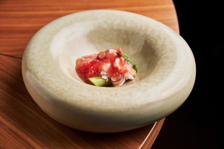 Zensai
Tentacoli di polpo yubiki, cotti shabu shabu (sbollentati rapidamente nel dashi). Dai tentacoli erano state rimosse le ventose, cotte a parte perché richiedono tempi più lunghi. Completano il quadro una gelatina di pomodoro e piccole verdure di stagione. Zensai sono i piccoli antipasti di una sequenza kaiseki, in questo caso un poco sfuggenti nel gusto ma molto presenti nell'incastro di consistenze felici