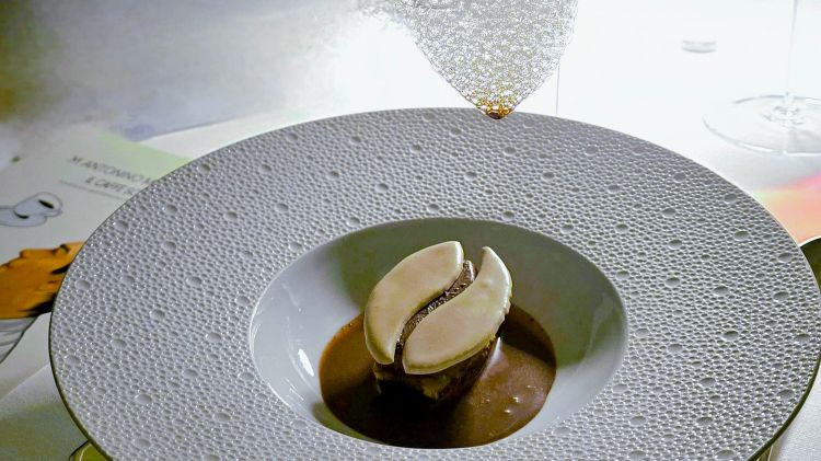 Caffè caffè caffè, l’essenza del caffè napoletano: crema di nocciola, mousse e meringa al cioccolato e nuvola di caffè