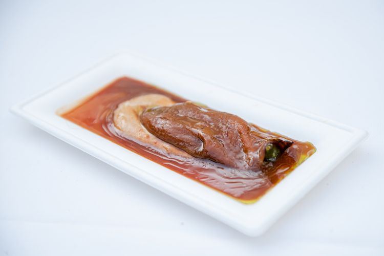 Peperone arrosto ripieno di peperonata con thaina e olio alle foglie di ribes nero (by Locanda del Falco)
