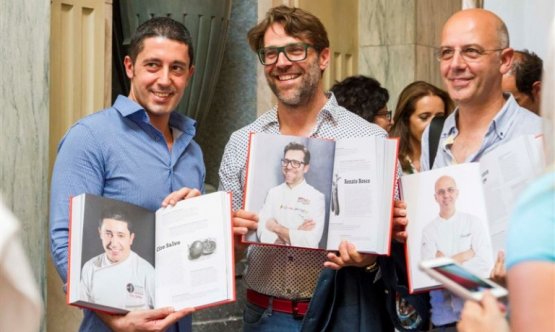 Tre dei top 20: Ciro Salvo, Renato Bosco e Franco Pepe mostrano le pagine loro dedicate su 100 chef x 10 anni, il libro di Identità Golose pubblicato da Mondadori (si può acquistare qui)
