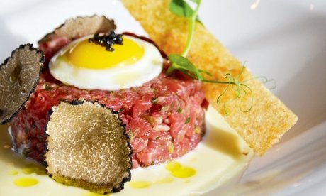 Tartare di manzo, fonduta al Grana Padano, uovo di quaglia e tartufo