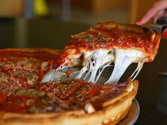 La classica pizza Deep Dish di Chicago
