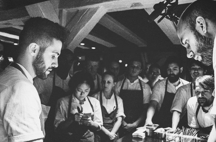 Il meeting della brigata prima del servizio (foto di Andrea Di Lorenzo)