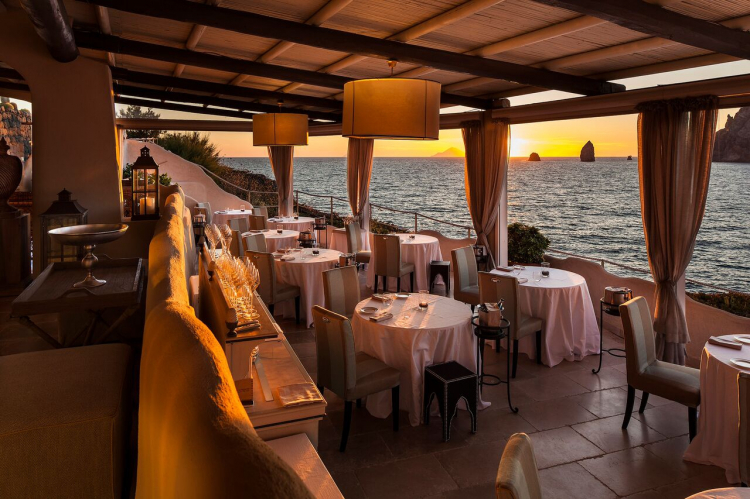 La terrazza del ristorante a picco sul mare
