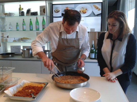 Stefano Di Gennaro al lavoro sotto lo sguardo della presentatrice ufficiale di Identità di Pasta, Eleonora Cozzella